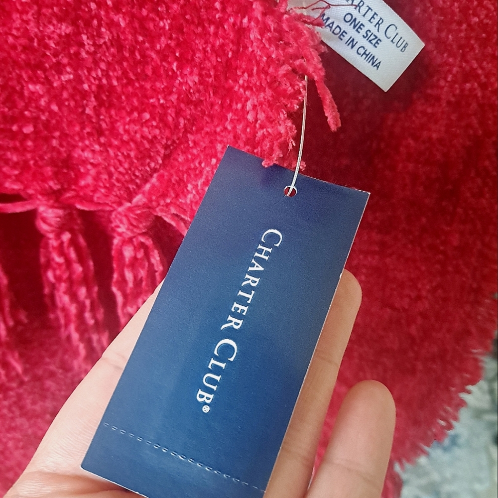 Red scarves - Picture 4 of 7